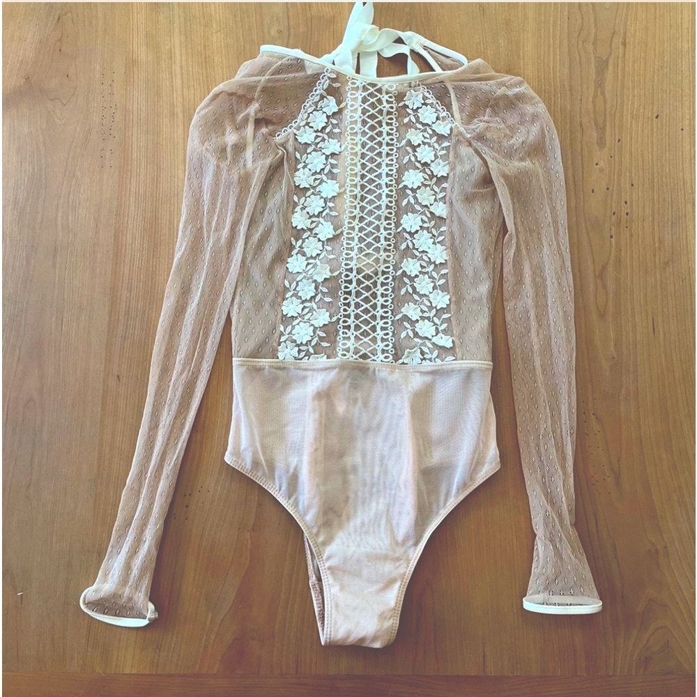 Angie Bauer Nora bodysuit women’s size XS
sheer beige ivory lace open back $189